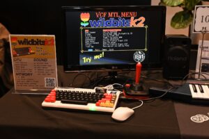 Un ordinateur d'époque avec une pancarte « Try me! » au menu de VCF Montréal