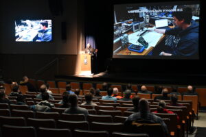 Salle de conférence pleine pendant une présentation