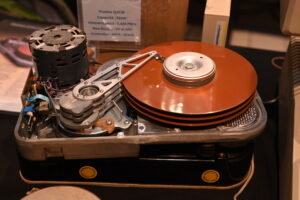 Disque dur d'époque ouvert, plateaux de cuivre apparents