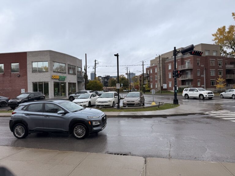 Le carrefour de la rue Riverside et du chemin Tiffin : le Subway fait le coin.
