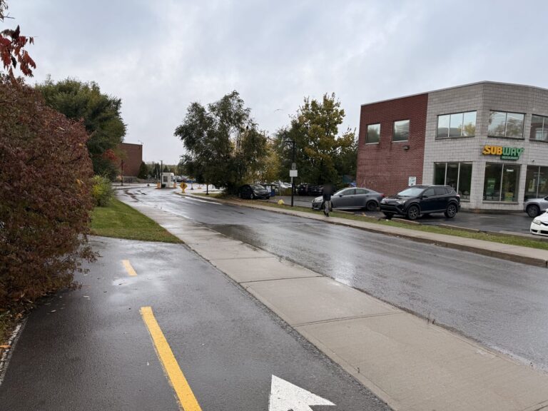 Le chemin Tiffin, depuis la rue Riverside : la guérite du stationnement est au bout.