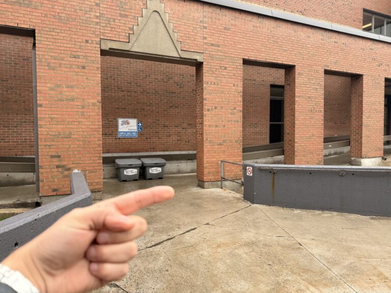 Passez sous l'arche.